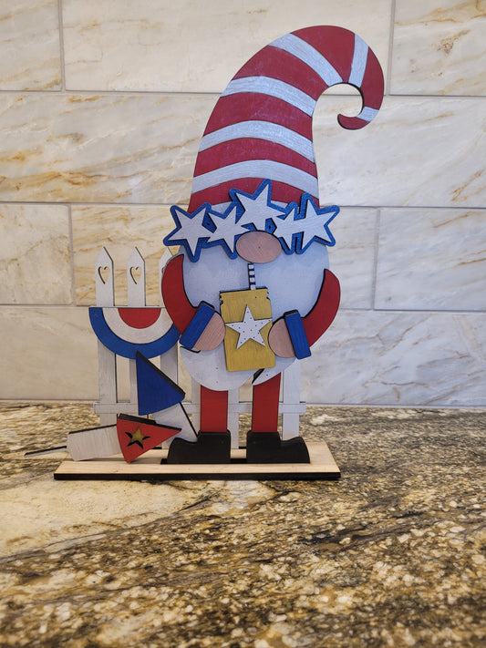 4th of July gnome table deco